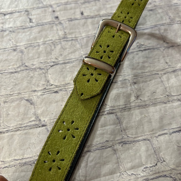 ABSOLUTELY FRESH GREEN PIG SKIN CUT OUTS SILVER TONE BUCKLE BELT WOMEN’S MED - Picture 4 of 8